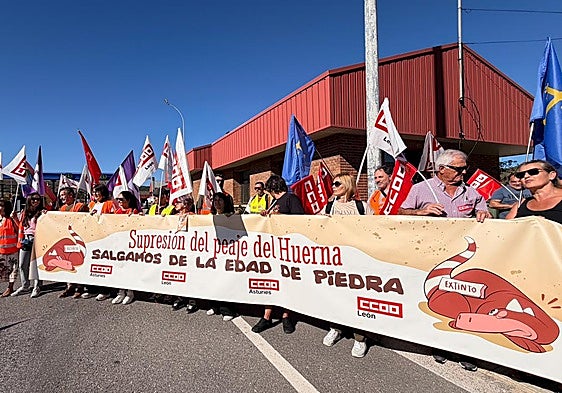 Concentración ante la entrada de La Magdalena, en León.