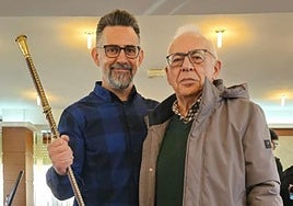 Tomás de la Sierra con su sucesor en la alcaldía, Óscar Fernández.