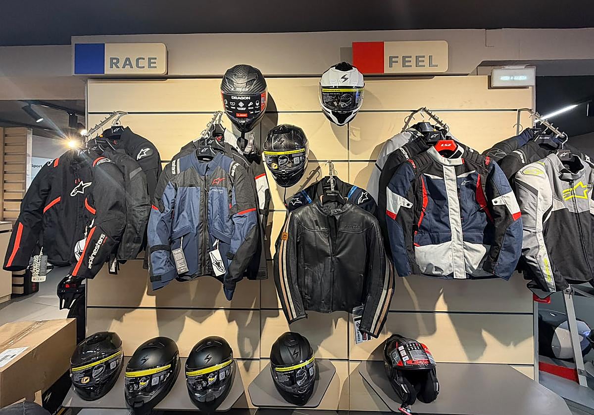 Zona de ropa y accesorios de un concesionario de motocicletas en León.
