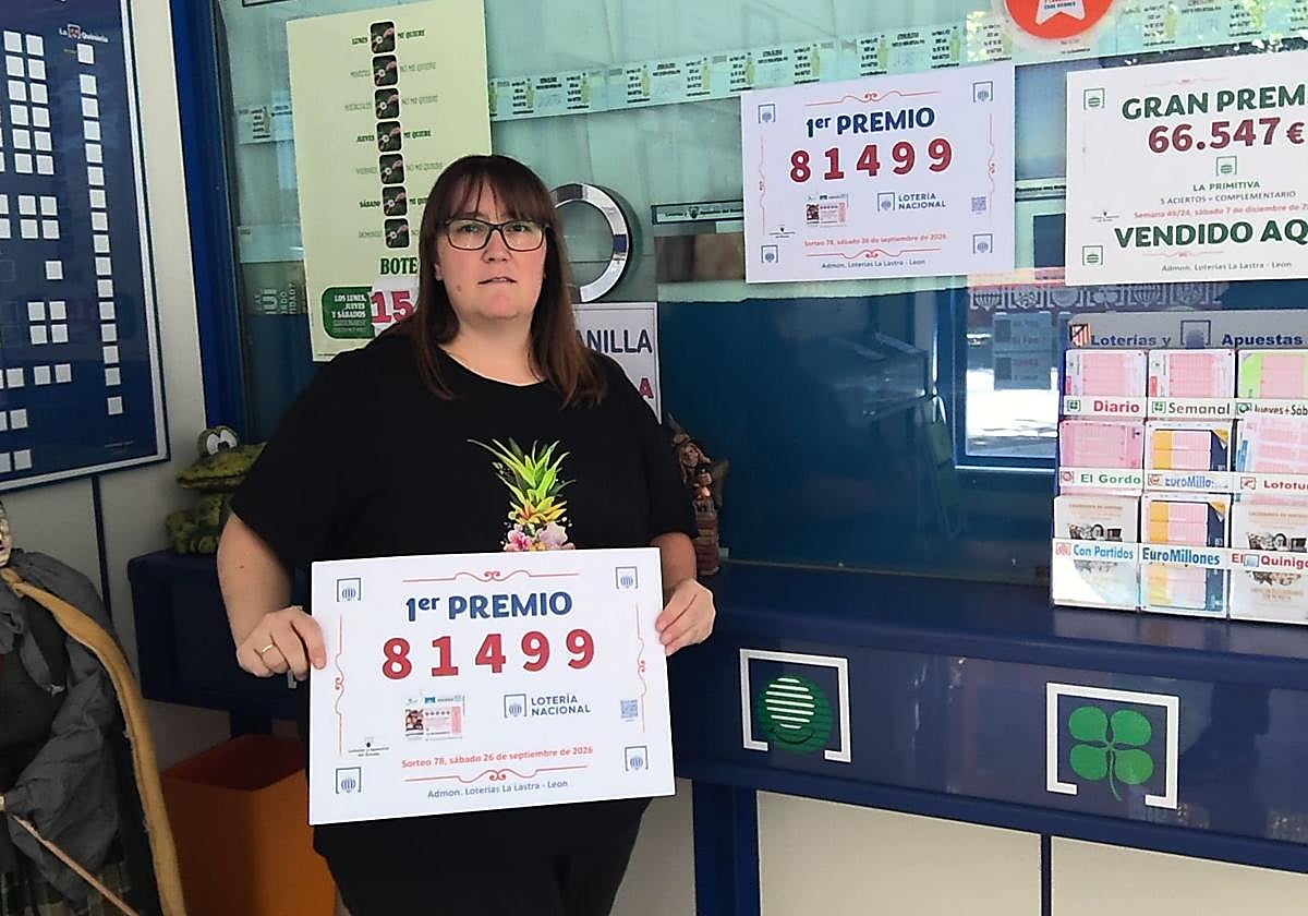 Lorena, la lotera que ha repartido el premio, en su administración.