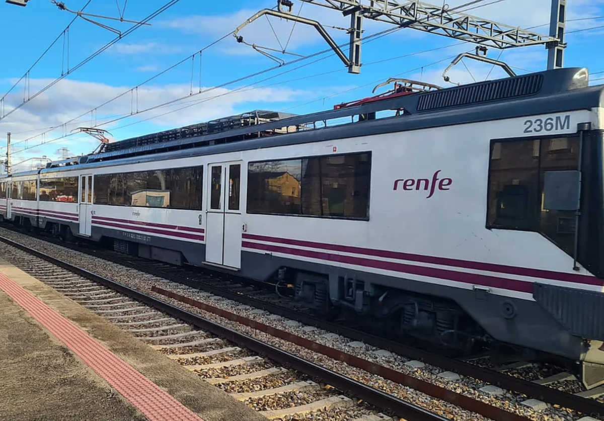Un tren a su paso por la estación de Santas Martas.