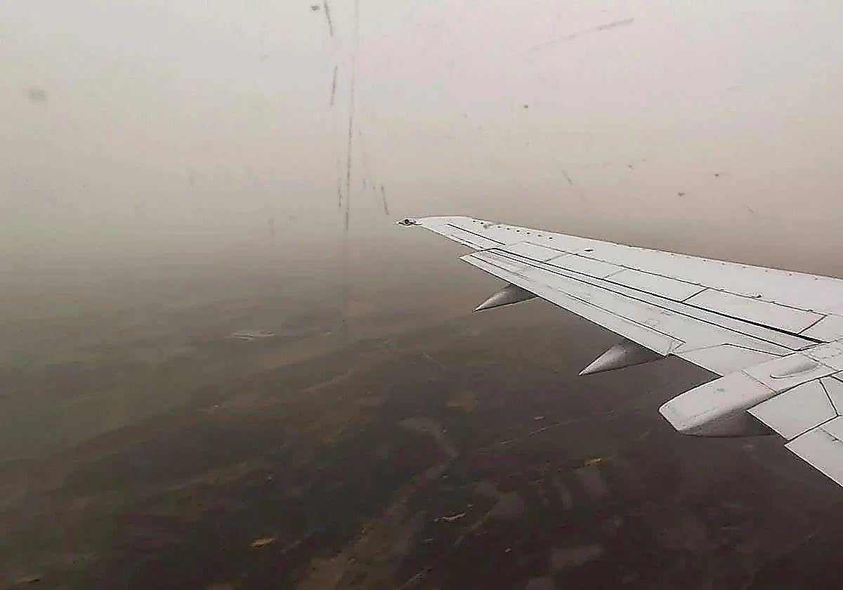 Imagen de archivo de un avión en un día de niebla.