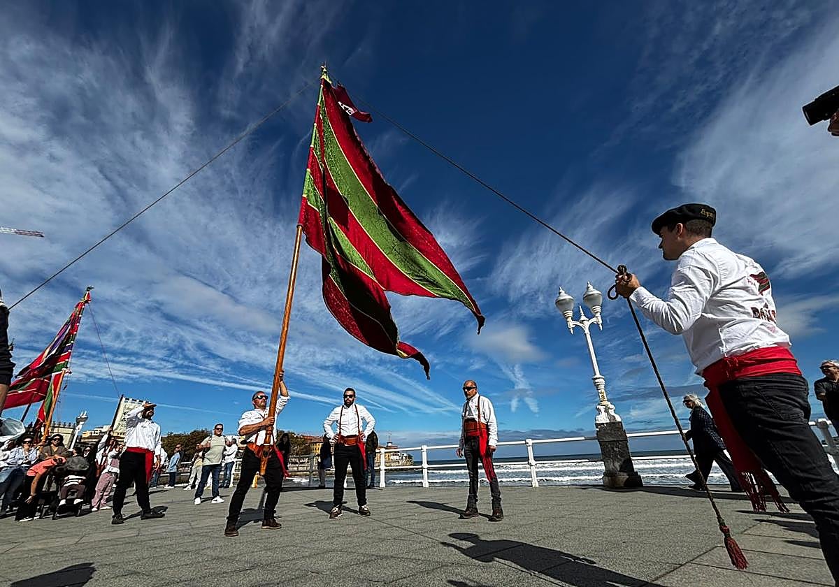 Pendones de León en el paseo marítimo.