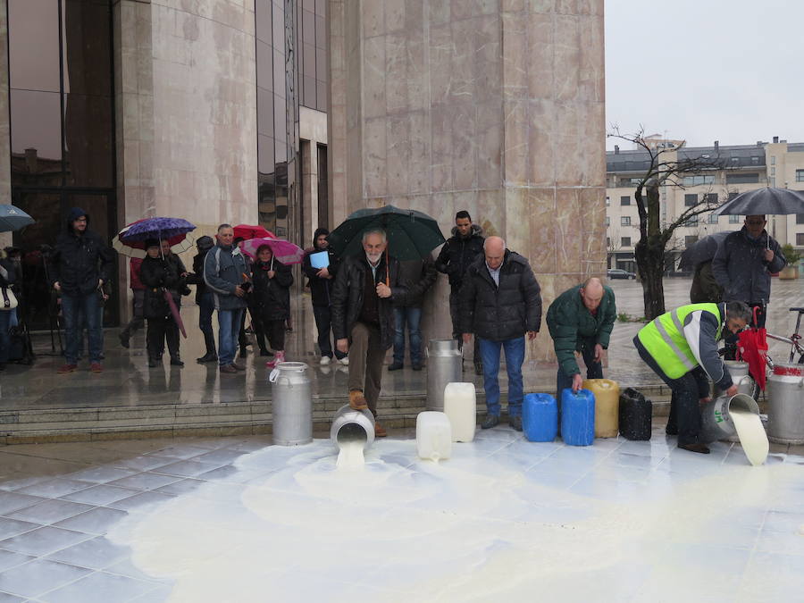 La leche vuelve a derramarse ante la Junta