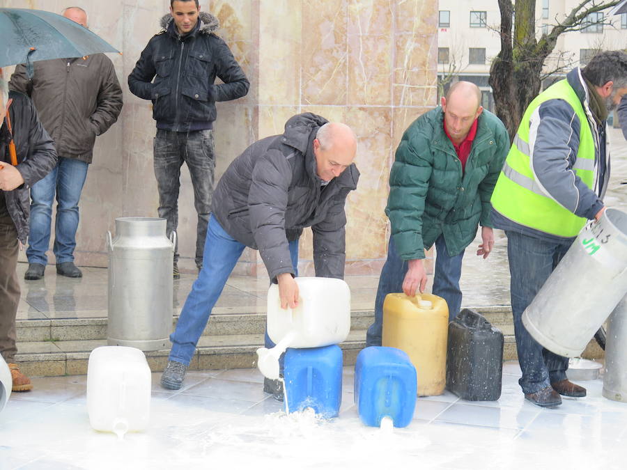 La leche vuelve a derramarse ante la Junta