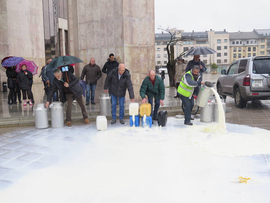 La leche vuelve a derramarse ante la Junta