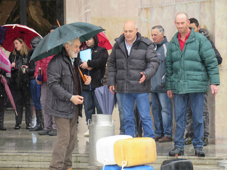 La leche vuelve a derramarse ante la Junta