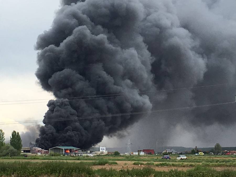 Aparatoso incendio en Embutidos Rodríguez