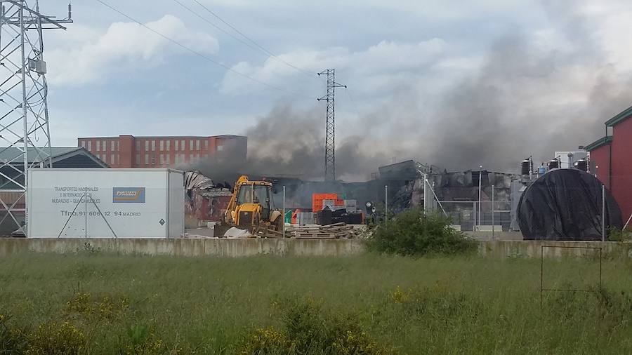 Aparatoso incendio en Embutidos Rodríguez