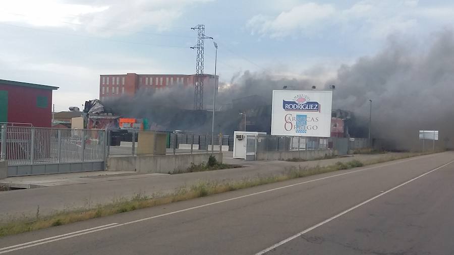 Aparatoso incendio en Embutidos Rodríguez