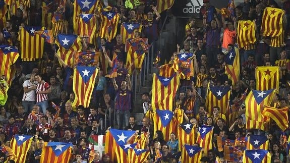 Varios aficionados del Barcelona muestran la estelada en la final de la Copa del Rey.