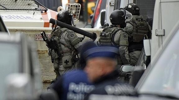 Operación policial en el barrio de Molenbeek, en Bruselas.