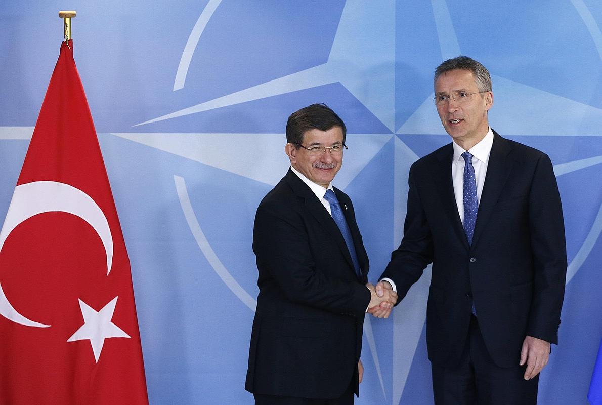 El secretario general de la OTAN, Jens Stoltenberg (d) saluda al primer ministro turco, Ahmet Davutoglu, en Bruselas.