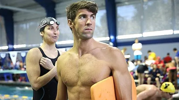 Michael Phelps observa. 