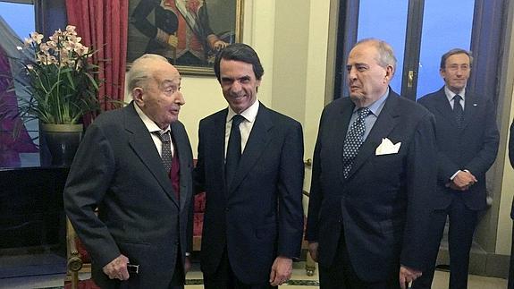 José María Aznar (c), junto al embajador de España en Roma, Javier Elorza (d), y el profesor italiano Giovanni Sartori (i).