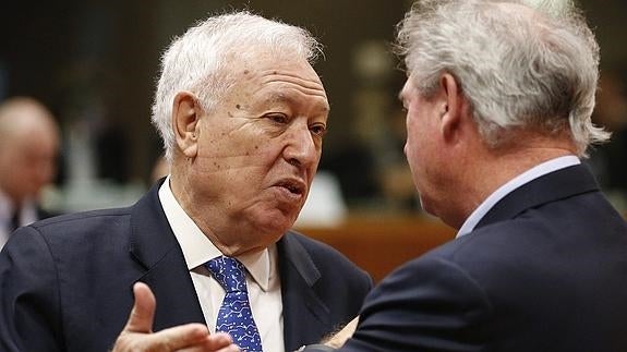 José Manuel García-Margallo charla con su homólogo luxemburgués. 