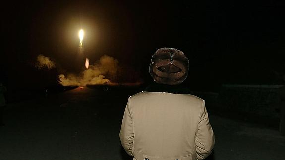 Kim Jong-un observa el lanzamiento de un misil balístico.