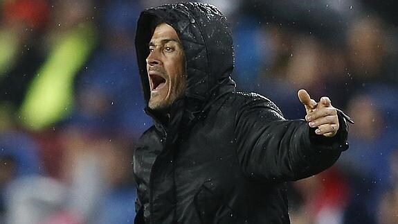 Luis Enrique, bajo la lluvia del Camp Nou. 