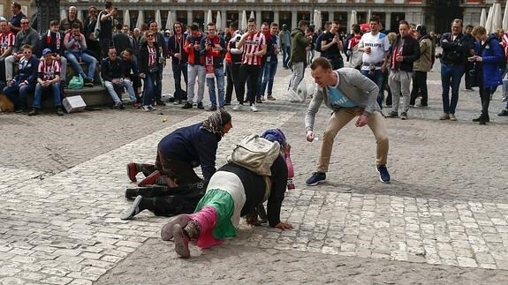 Hinchas del PSV humillan a mendigas en la Plaza Mayor. 