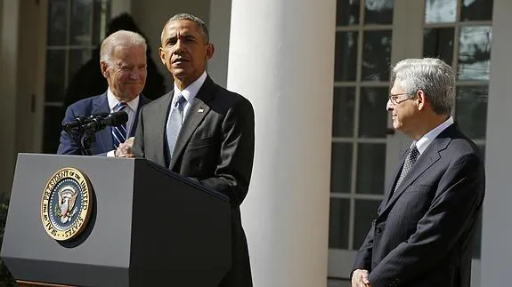 Barack Obama (c) anuncia la candidatura de Merrick Garland (d) al Tribunal Supremo.