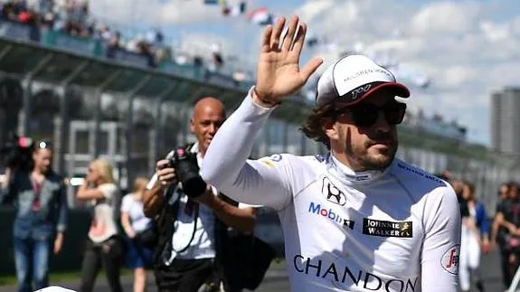 Fernando Alonso saluda en el circuito de Albert Park. 