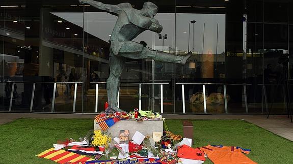 Improvisado homenaje a Johan Cruyff en los aledaños del Camp Nou.