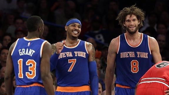 Carmelo Anthony (c), Robin López (d) de Knicks, durante el partido en Nueva York.