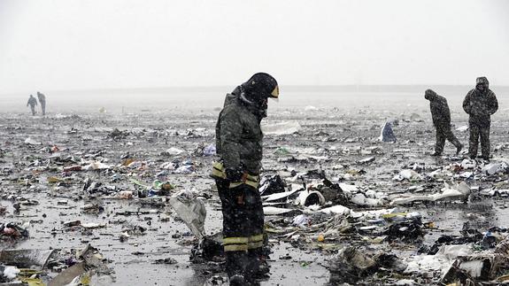 Un bombero busca las cajas negras de avión de Fly Dubai siniestrado en el aeropuerto de Rostov.