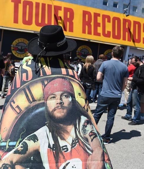 Fans de los Guns N' Roses hacen cola para hacerse con las entradas. 