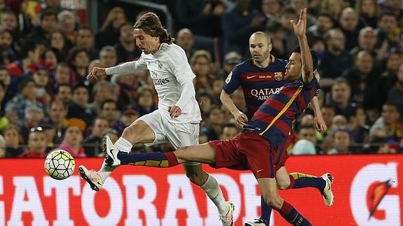 Modric y Busquets, durante el partido. 