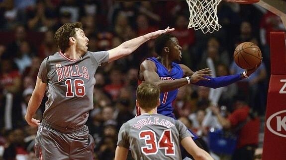 Pau Gasol (i.), en el partido. 