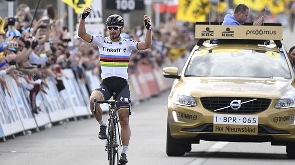 Sagan celebra la victoria. 