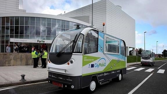 El autobús sin conductor ya circula por San Sebastián. 