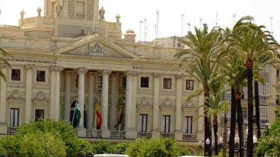 Fachada del Ayuntamiento de Cádiz. 
