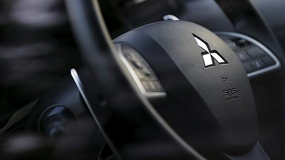 El logo de Mitsubishi, en el volante de un vehículo. 