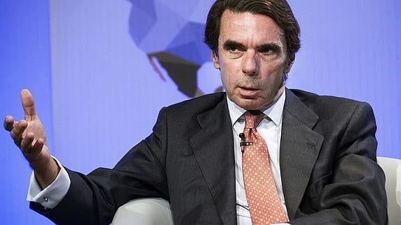 El expresidente del Gobierno José María Aznar (i).