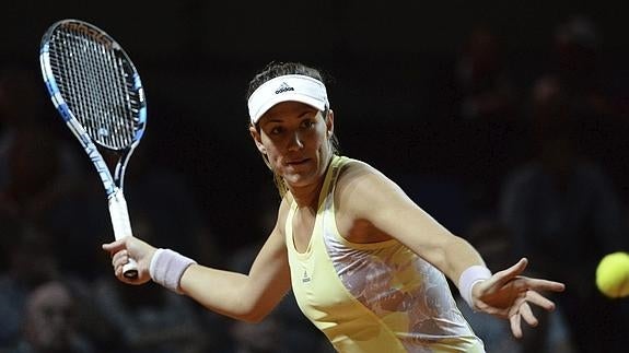 Muguruza se dispone a golpear la pelota. 