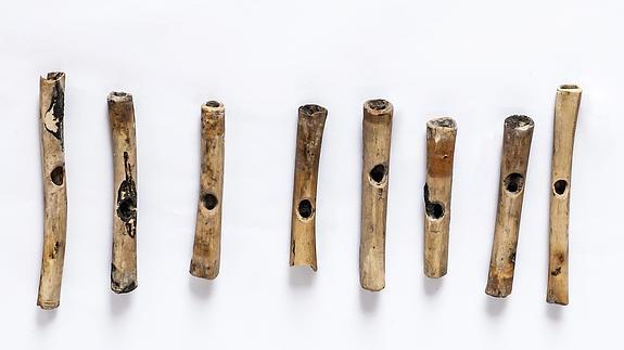 Flautas traveseras elaboradas con huesos de animales encontrados dentro del ajuar de la momia hallada en Perú.