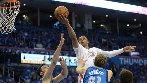 Russell Westbrook entra a canasta. 