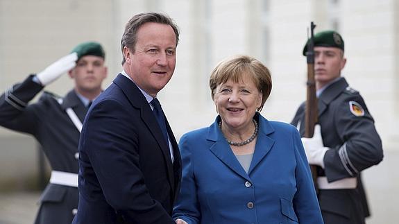 Angela Merkel saluda al primer ministro británico, David Cameron. 