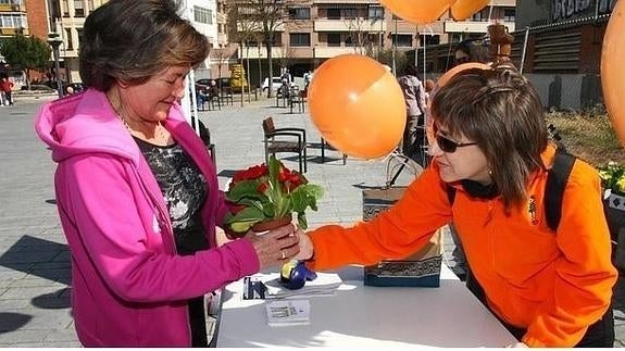 Dos mujeres realizando un trueque. 