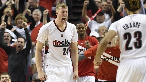 Mason Plumlee celebra la victoria de los Portland Trail Blazers. 