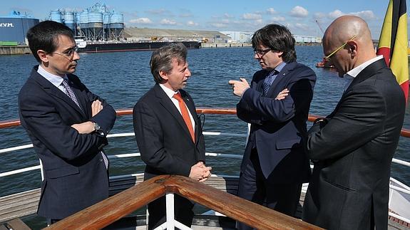 Carles Puigdemont y Raül Romeva, durante su vista al puerto de Gante. 