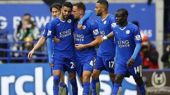 Los futbolistas del Leicester celebran un gol. 