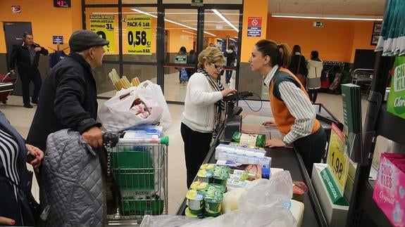 Una cajera del Mercadona de Bilbao. 