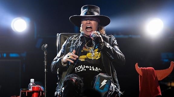 Axl Rose, en una silla durante el concierto.