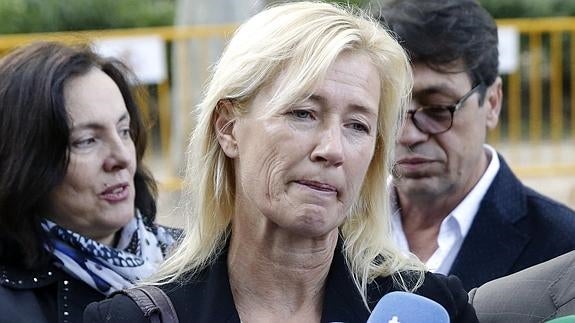 Ana Duato atiende a los medios a las puertas de la Audiencia Nacional. 