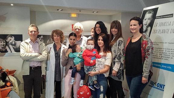 Los pequeños Jeray y Adrián, junto a sus familiares y médicos del hospital La Paz.