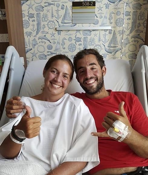 Marta Miguel y David Hernández, en el Hospital Gleneagles de Kota Kinabalu (Malasia).