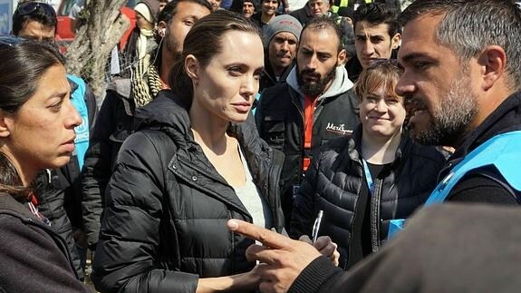 Angelina Jolie con un grupo de refugiados de Lesbos.
